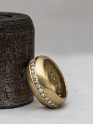 טבעת בומביי משובצת